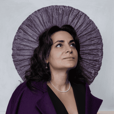 Gaya artista de escultura mural contemporanea.