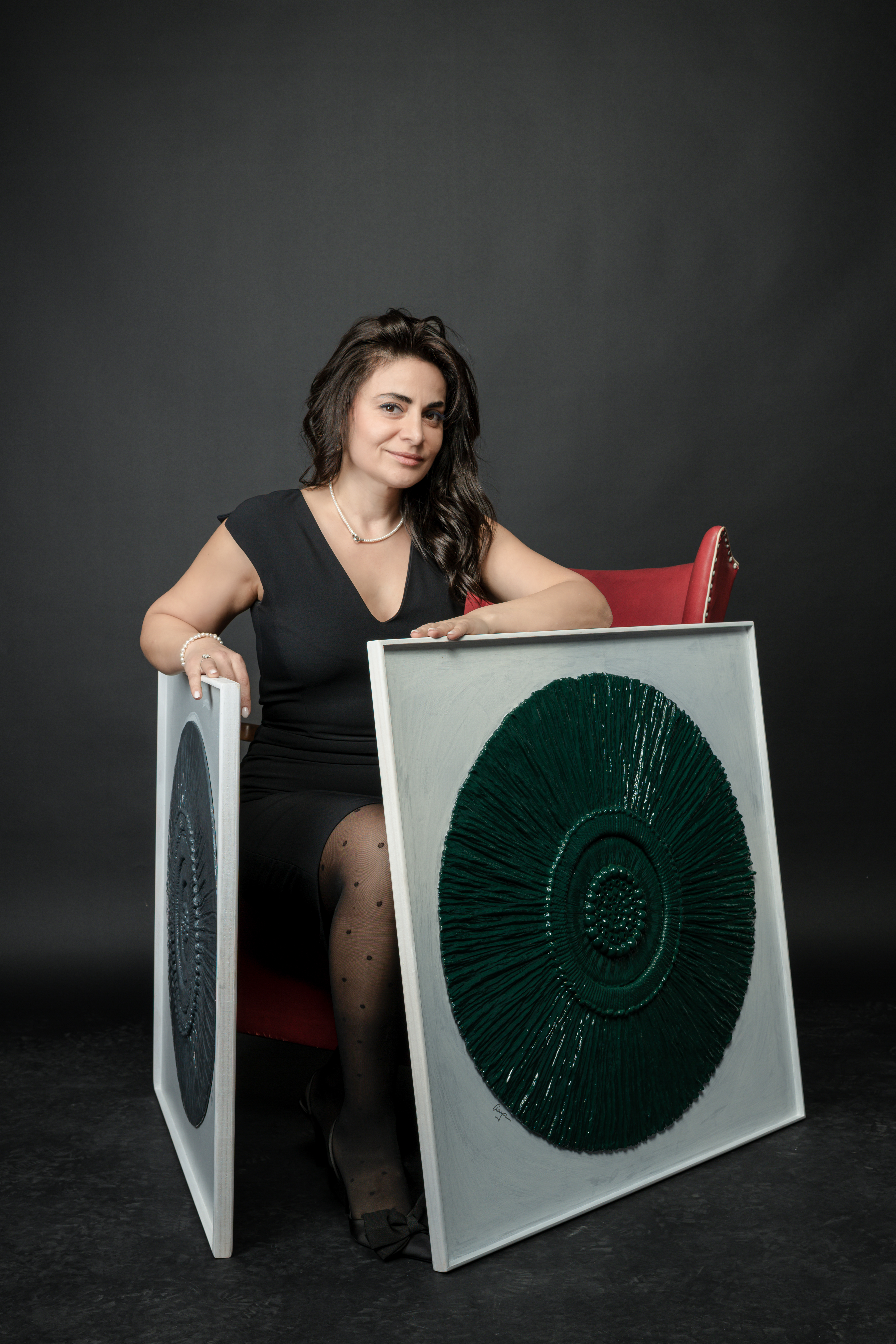 Gaya Sahakyan junto a sus relieves murales de macramé y arcilla en su estudio de Barcelona